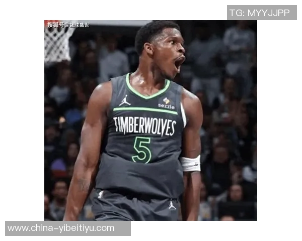 爱德华兹巧妙突破包夹精准传球助攻戈贝尔精彩扣篮得分